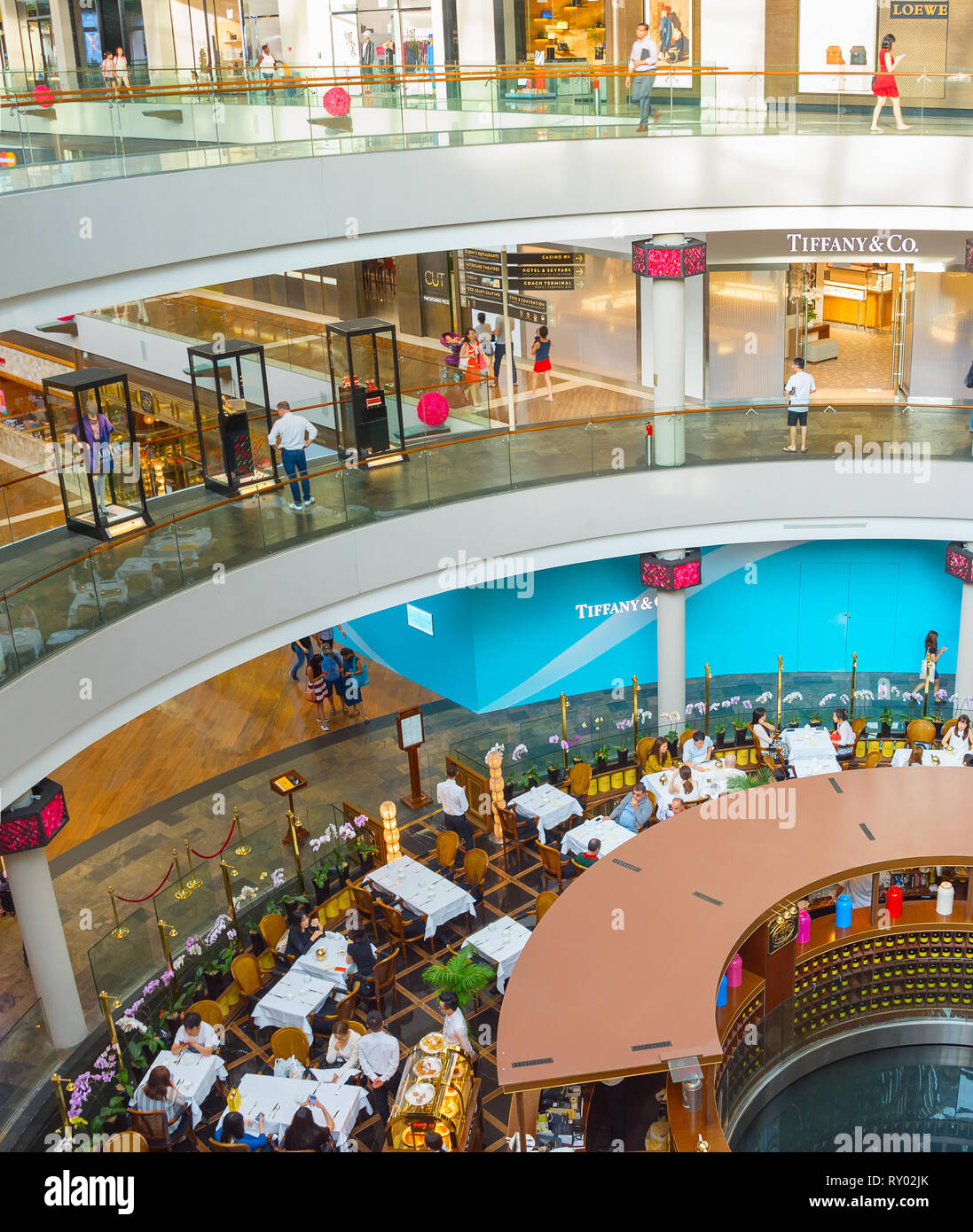 Singapur - Januar 16, 2017: in Singapur Marina Bay Shopping Mall, Erhöhte Ansicht von Böden Stockfoto