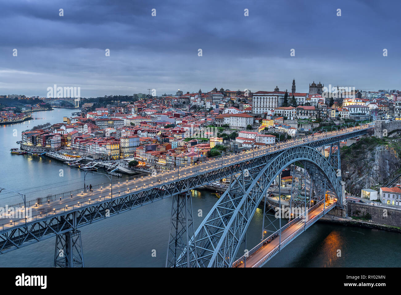 Blick über die Dom Luis Brücke zu Riberia in Porto, Portugal Stockfoto