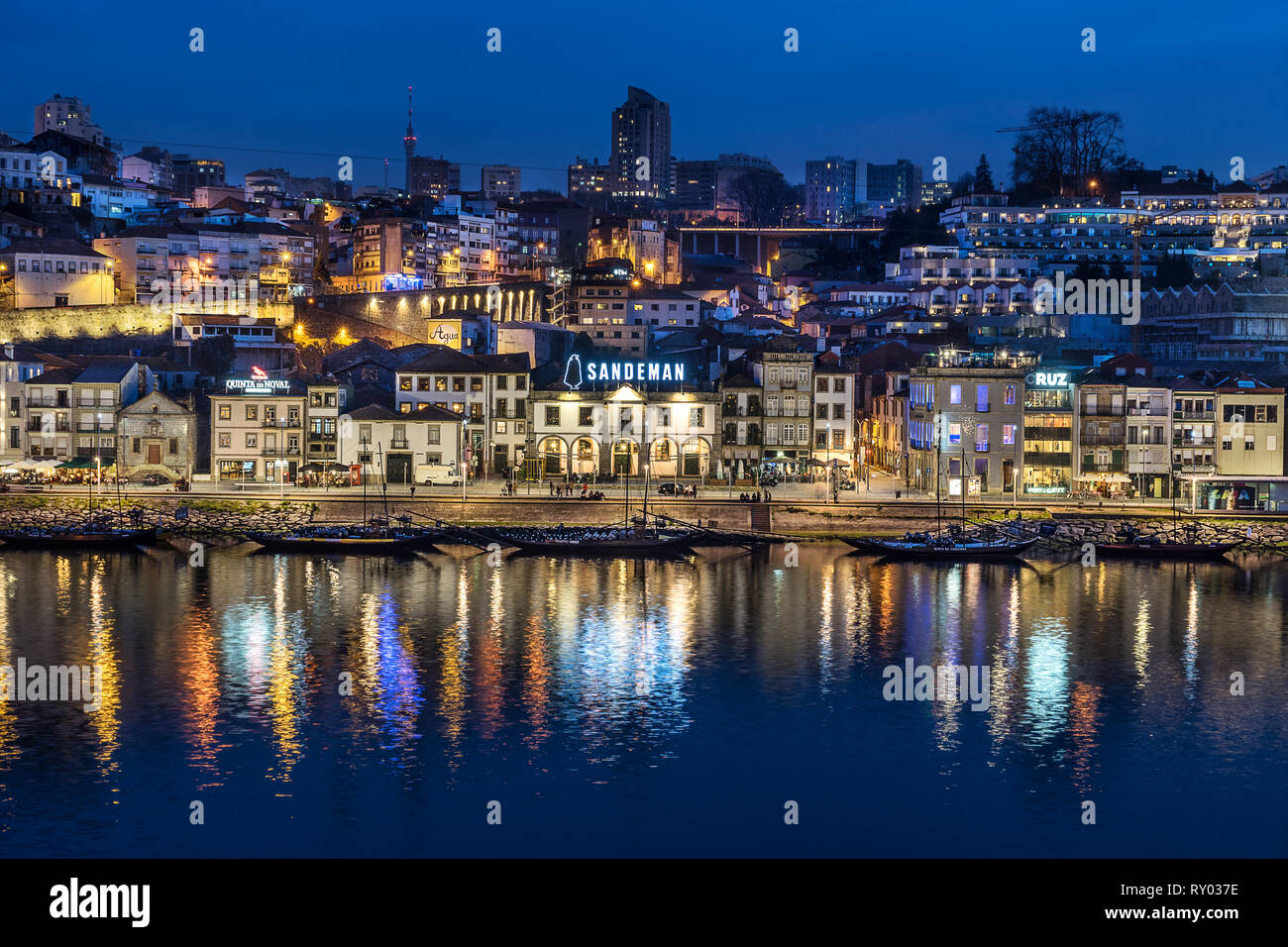 Gaia auf dem Fluss Douro in Porto Stockfoto