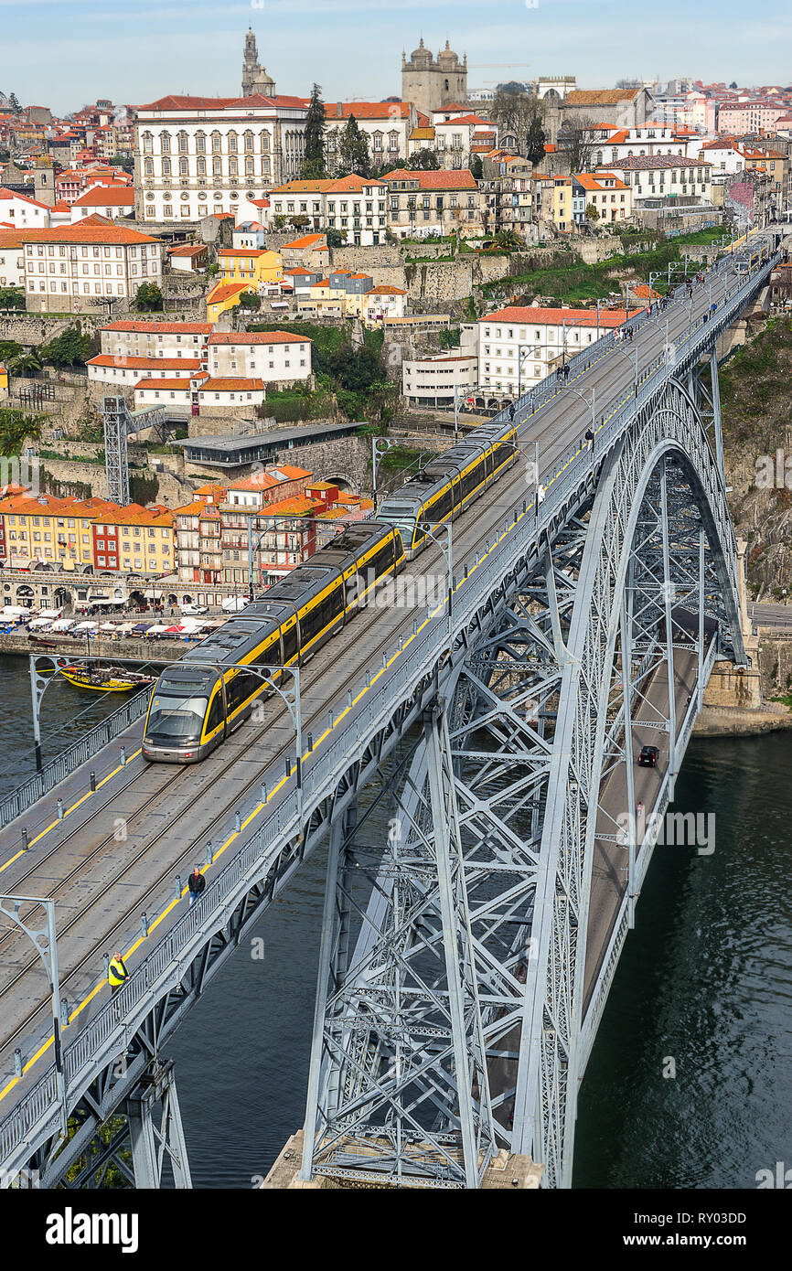Blick über die Dom Luis Brücke zu Riberia in Porto, Portugal Stockfoto