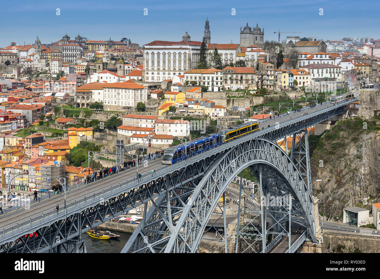 Blick über die Dom Luis Brücke zu Riberia in Porto, Portugal Stockfoto