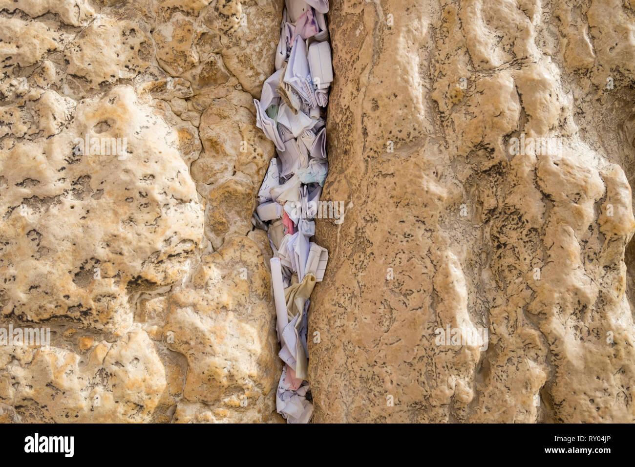 Gebete auf Papier crammed in ein Riss an der Westlichen, Klagemauer in Jerusalem, Israel. Stockfoto