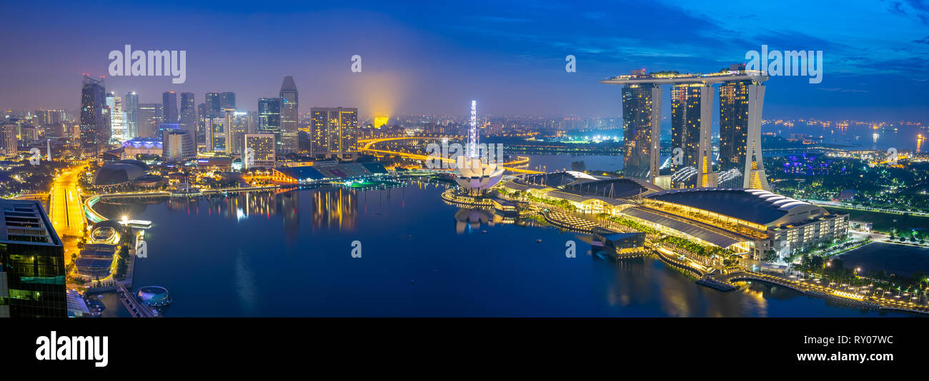 Singapur Panorama der Skyline Skyline mit Blick auf die Marina Bay in Singapur Stadt. Stockfoto
