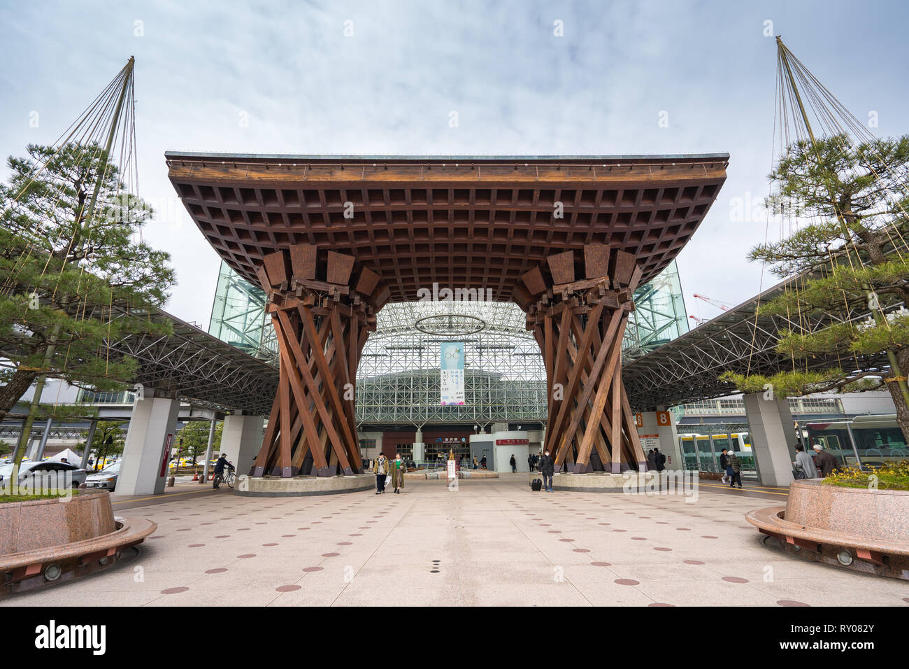 Kanazawa, Japan - 15. Februar 2019: Tsuzumimon Tor Wahrzeichen von Kanazawa ist direkt vor dem Ausgang Ost von Kanazawa Station entfernt. Stockfoto
