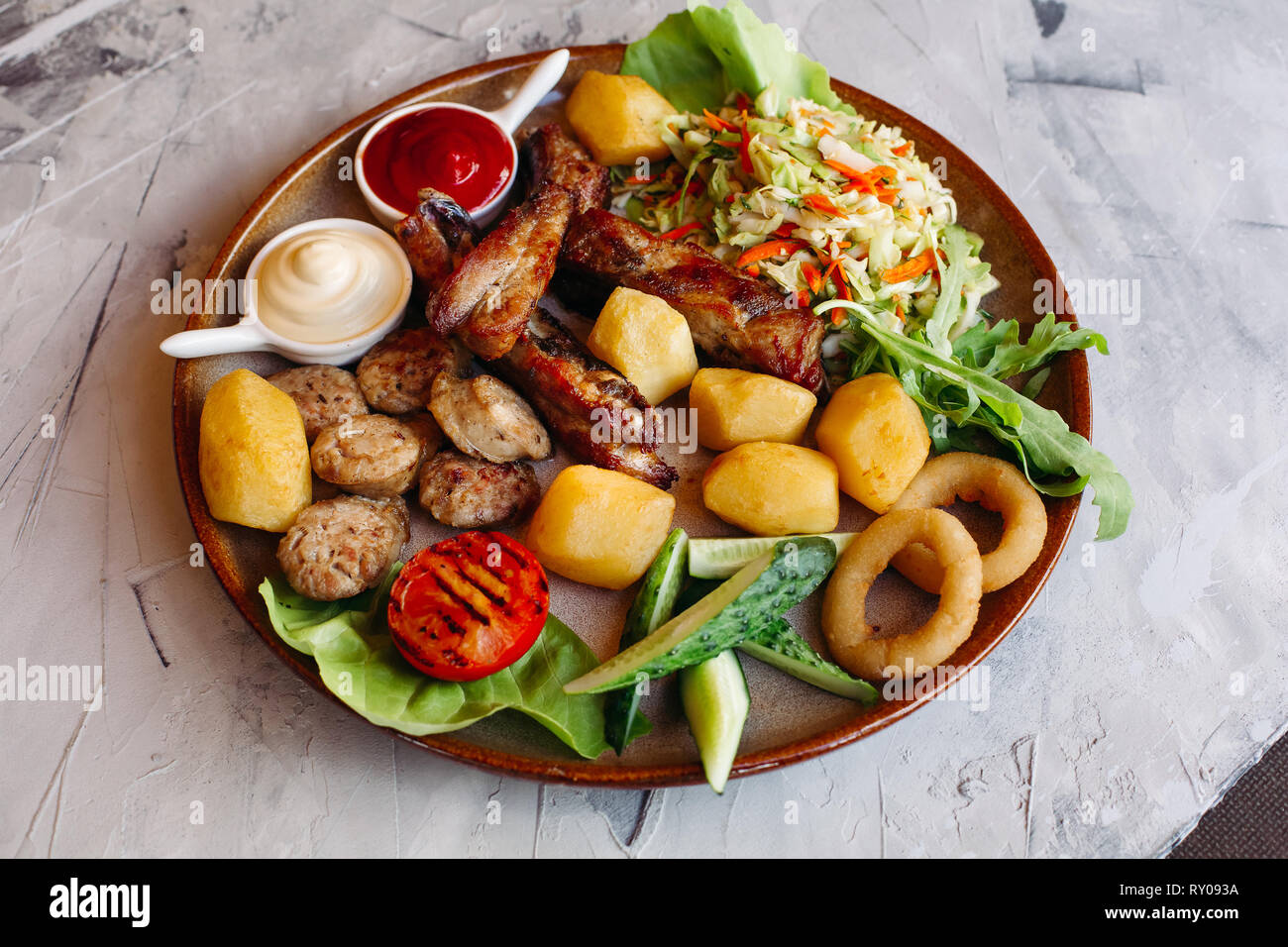 Köstliche Vorspeisen restaurahnt für Bier. Restaurant Vorspeisen für Bier eingestellt. Salat, gekochte Kartoffeln, gegrilltem Hähnchen Schenkel Stockfoto
