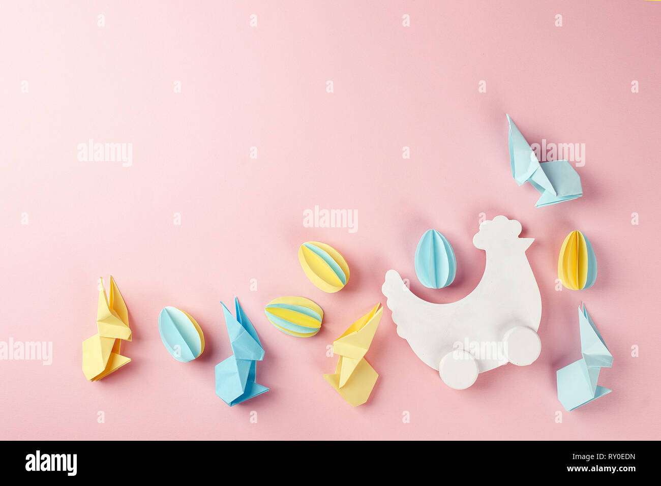 Ostern kreative Hintergrund mit papercraft Eier, origami Bunny auf Coral rosa Hintergrund, Trendy Paper Craft holiday Hintergrund Stockfoto