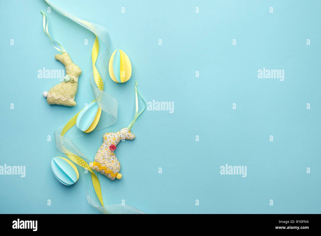 Ostern kreative Hintergrund mit papercraft Eier, Handwerk bunny auf Pastell-blaue Tabelle, Trendy Paper Craft holiday Hintergrund, Ansicht von oben, Kopieren s Stockfoto