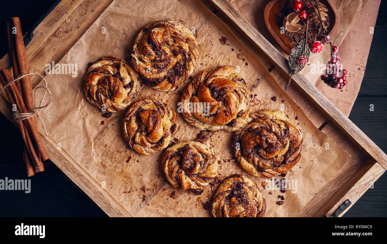 Brötchen mit Schokolade und Zimt Kuchen essen Konzept. Ansicht von oben. Stockfoto