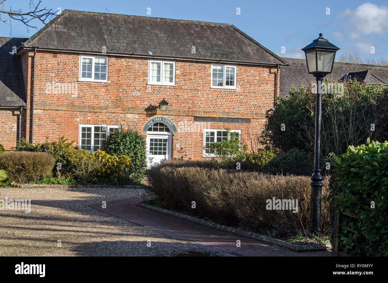 HECKFIELD, UK - 10. MÄRZ 2019: Wohnungen im historischen Dorf Heckfield in Hampshire von der Straße auf einem sonnigen Winter gesehen ein Stockfoto