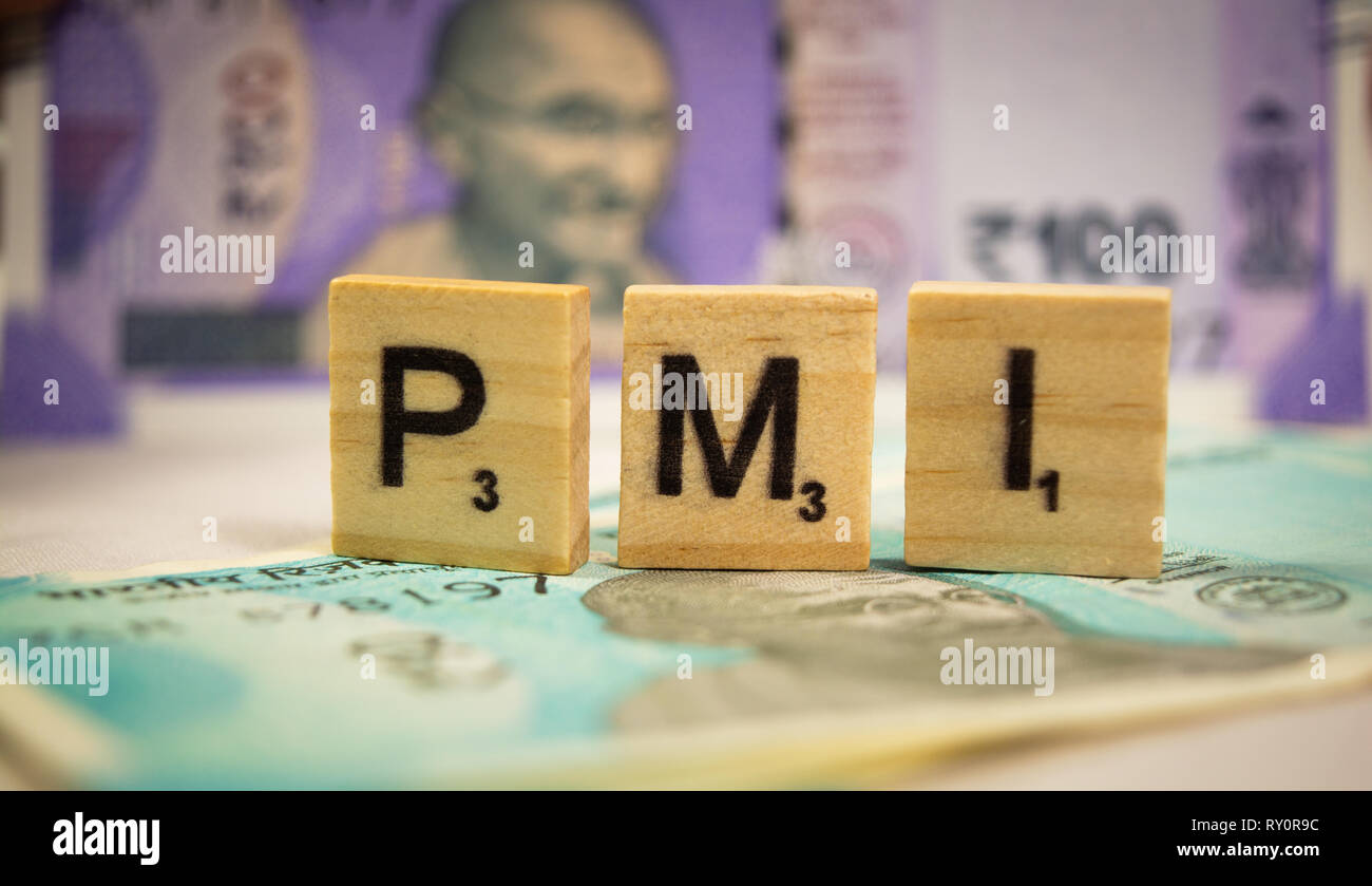 Maski, Karnataka, Indien - März 07,2019: PMI oder Purchasing Managers Index Konzept auf hölzernen Block Buchstaben auf der indischen Währung Anmerkungen Stockfoto