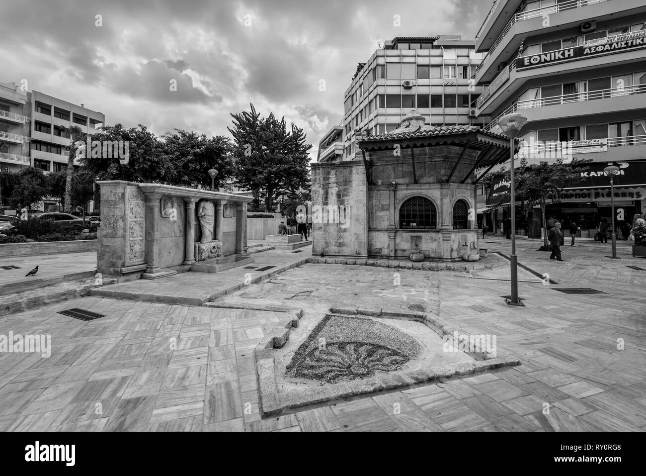 Heraklion, Kreta, Griechenland - 2 November, 2019: alten Venezianischen Bembo Brunnen in dem Kornarou Square, Heraklion, Kreta, Griechenland. Trinkwasser intak Stockfoto