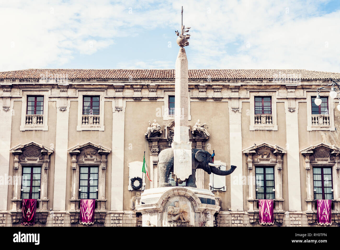 Das Wahrzeichen der Stadt, dem Monument der Elefanten Brunnen (Fontana dell'Elefante) auf der Piazza del Duomo, Catania, Sizilien, Italien Stockfoto