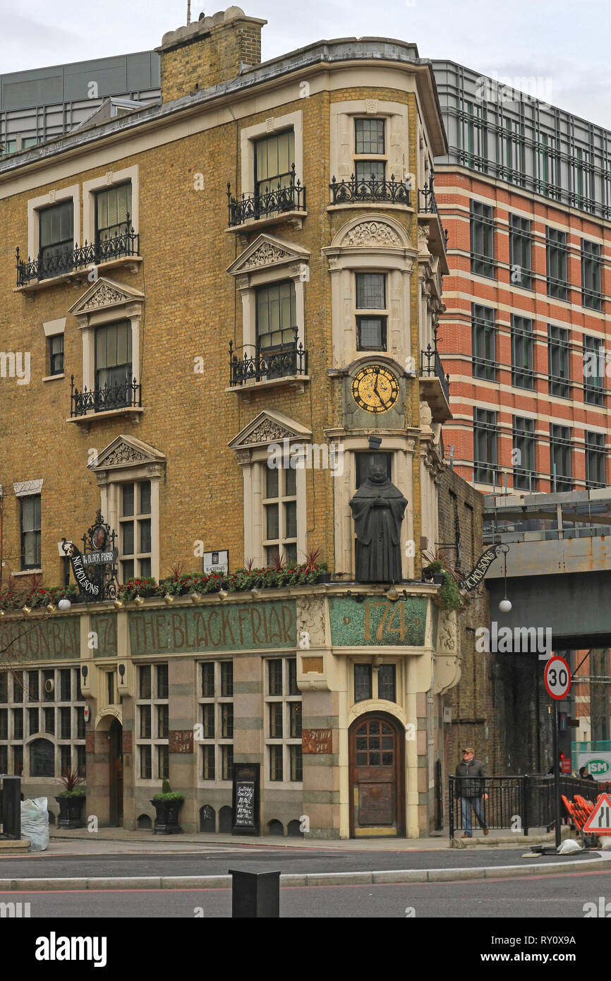 London, Großbritannien - 03 April 2010: Berühmte Black Friar Bar Pub an der Queen Victoria Street in London, UK. Stockfoto