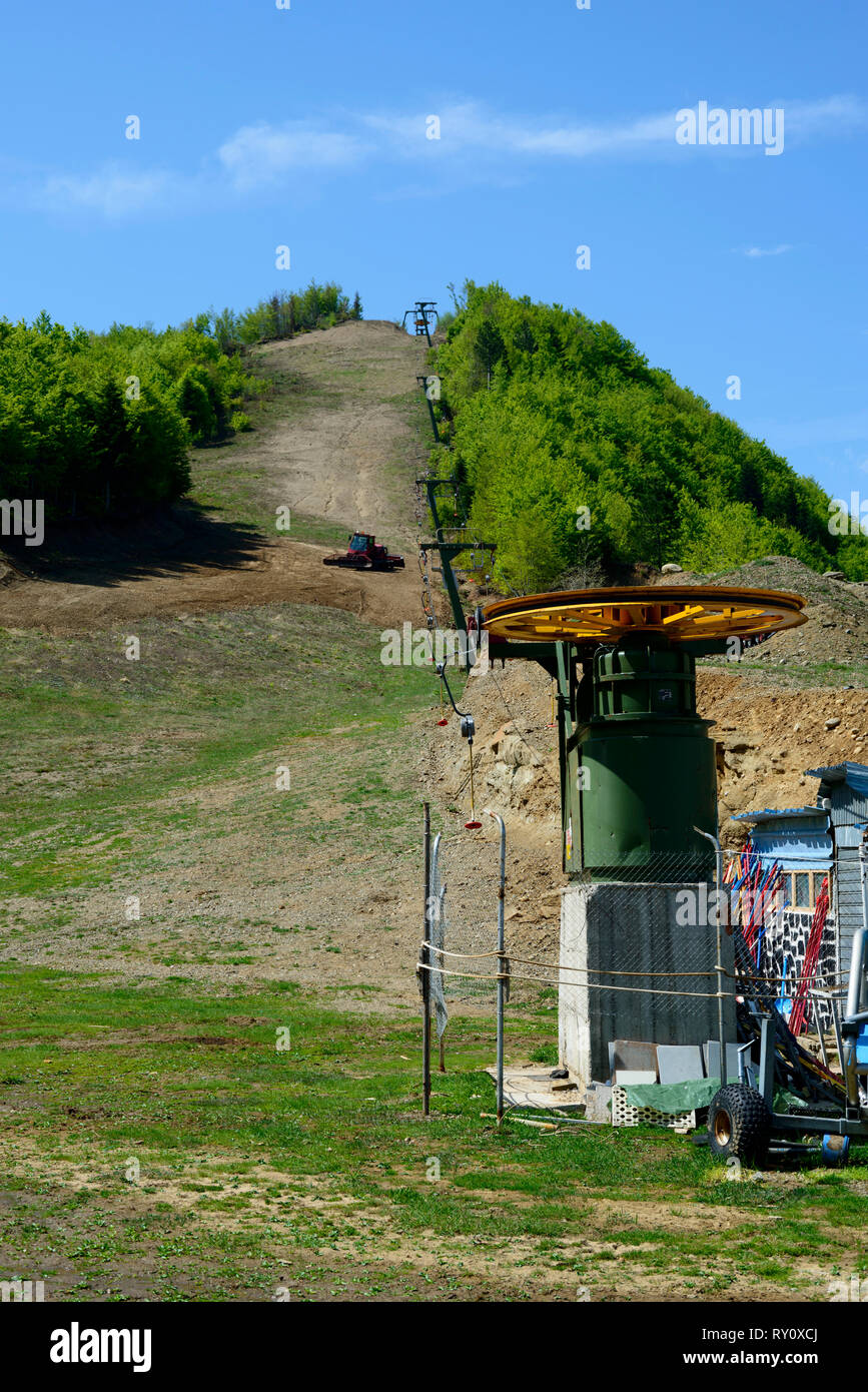 Skilift und Pisten, Dardha Gramoz, Skigebiet, Berge, Landkreis Korce, Albanien, Korça Stockfoto