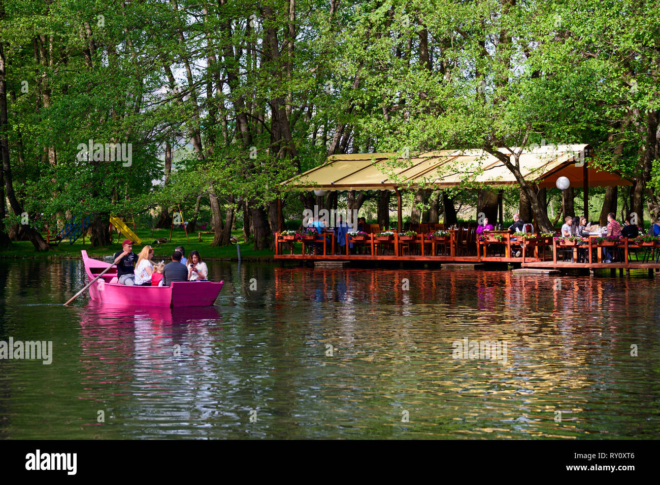Restaurant am Seeufer, Tushemisht, Quellbereich des Ohridsees, Drilon National Park in der Nähe von Pogradec, Korca region, Albanien, Korça Stockfoto