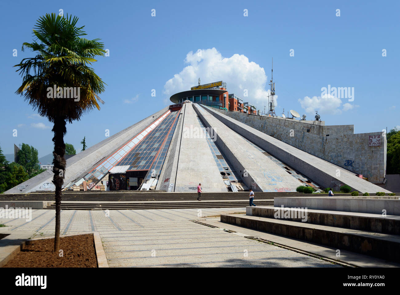 Piramida, die Pyramide, ehemaligen Enver Hoxha Museum, Kulturzentrum, heute Top Channel TV-Kanal, Tirana, Albanien Stockfoto