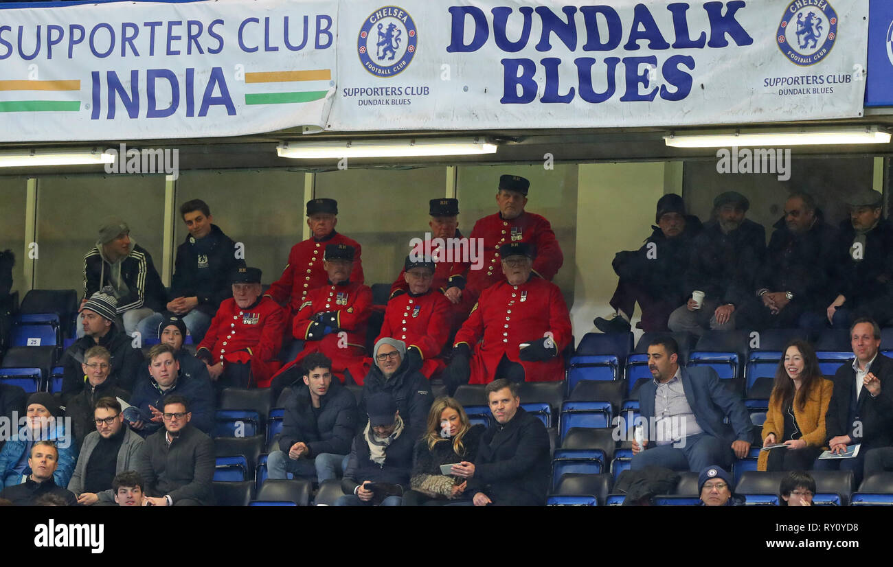 LONDON, ENGLAND - 7. MÄRZ 2019: die Mitglieder des Royal Hospital Chelsea (Chelsea Rentner) beobachten die Europa League Spiel zwischen Chelsea und Dynamo Kiew an der Stamford Bridge. Stockfoto