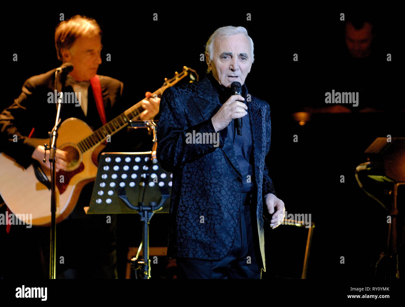Deutschland, Ruhrgebiet, Essen, 20.02.2006: Charles Aznavour auf seiner Abschiedstour in der Essener Philharmonie, Deutschland, Ruhrgebiet, Essen, 20.02.2006: Ch Stockfoto