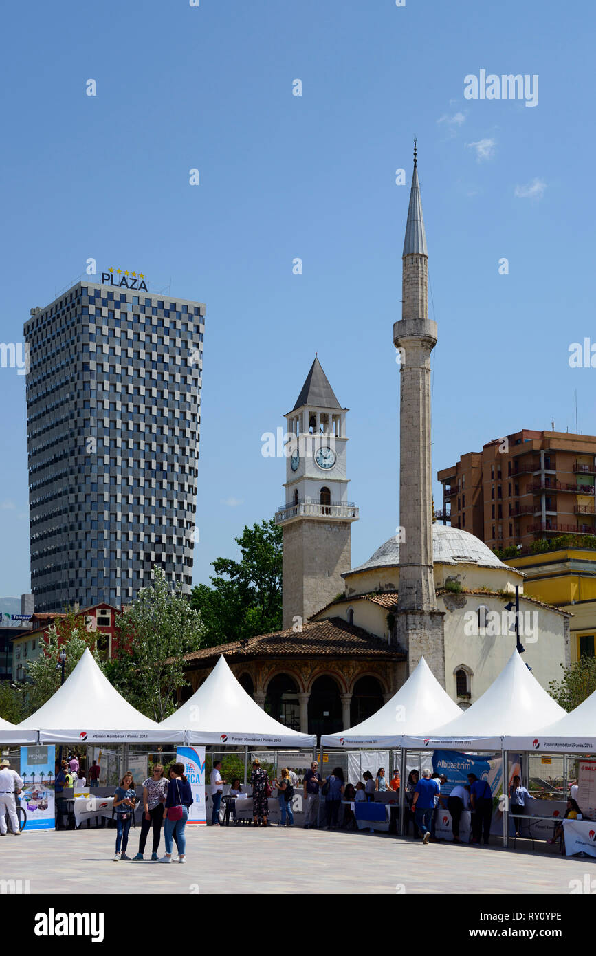 Skanderbeg Platz mit TID Tower Hotel Plaza, Clock Tower und Ethem Bey Moschee, Tirana, Albanien Stockfoto