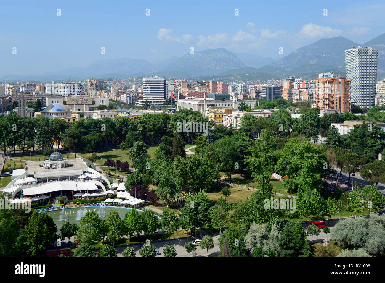 Stadtzentrum mit Rinia Park, Skanderbeg Platz und TID Turm, Blick vom Sky Tower, Tirana, Albanien Stockfoto