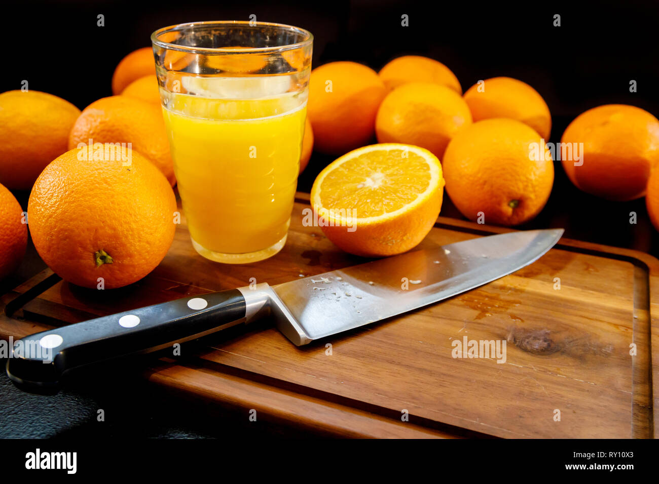 Ein Glas frisch gepresster Orangensaft. Gesundes Leben Konzept. Stockfoto