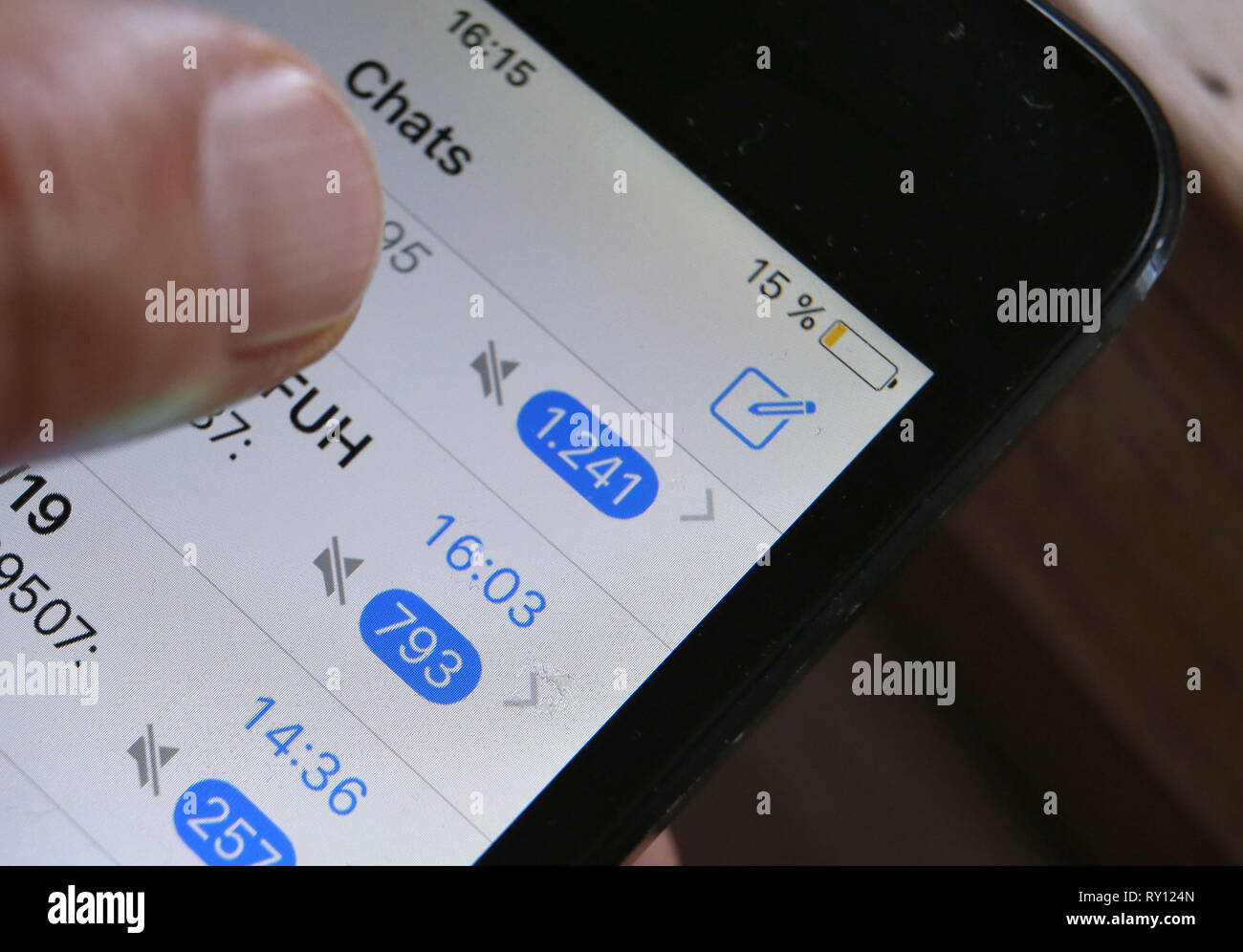 Kaufbeuren, Deutschland. 10 Mär, 2019. Um 1900 Meldungen von mehreren WhatsApp group Chats kann auf dem Display eines Smartphones gesehen werden. Foto: Karl-Josef Hildenbrand/dpa/Alamy leben Nachrichten Stockfoto