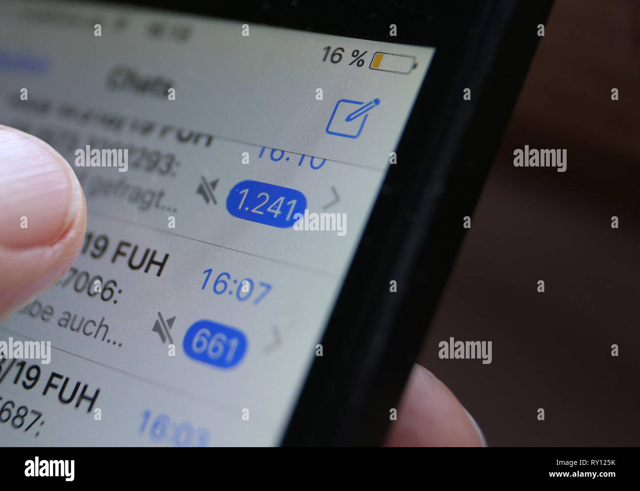 Kaufbeuren, Deutschland. 10 Mär, 2019. Um 1900 Meldungen von mehreren WhatsApp group Chats kann auf dem Display eines Smartphones gesehen werden. Foto: Karl-Josef Hildenbrand/dpa/Alamy leben Nachrichten Stockfoto