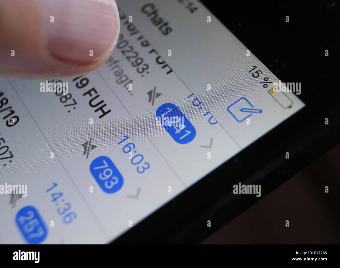 Kaufbeuren, Deutschland. 10 Mär, 2019. Um 1900 Meldungen von mehreren WhatsApp group Chats kann auf dem Display eines Smartphones gesehen werden. Foto: Karl-Josef Hildenbrand/dpa/Alamy leben Nachrichten Stockfoto