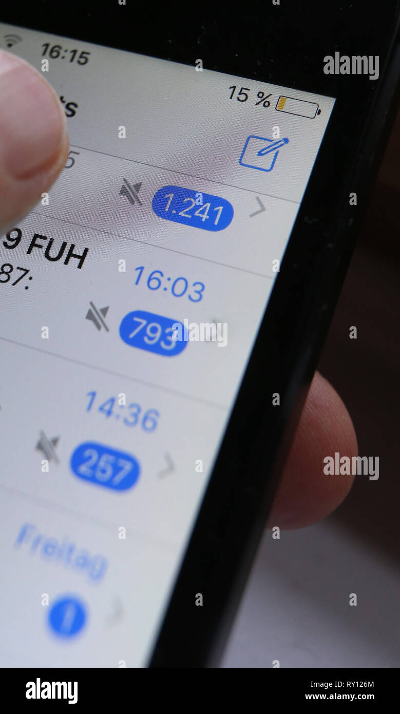 Kaufbeuren, Deutschland. 10 Mär, 2019. Um 1900 Meldungen von mehreren WhatsApp group Chats kann auf dem Display eines Smartphones gesehen werden. Foto: Karl-Josef Hildenbrand/dpa/Alamy leben Nachrichten Stockfoto