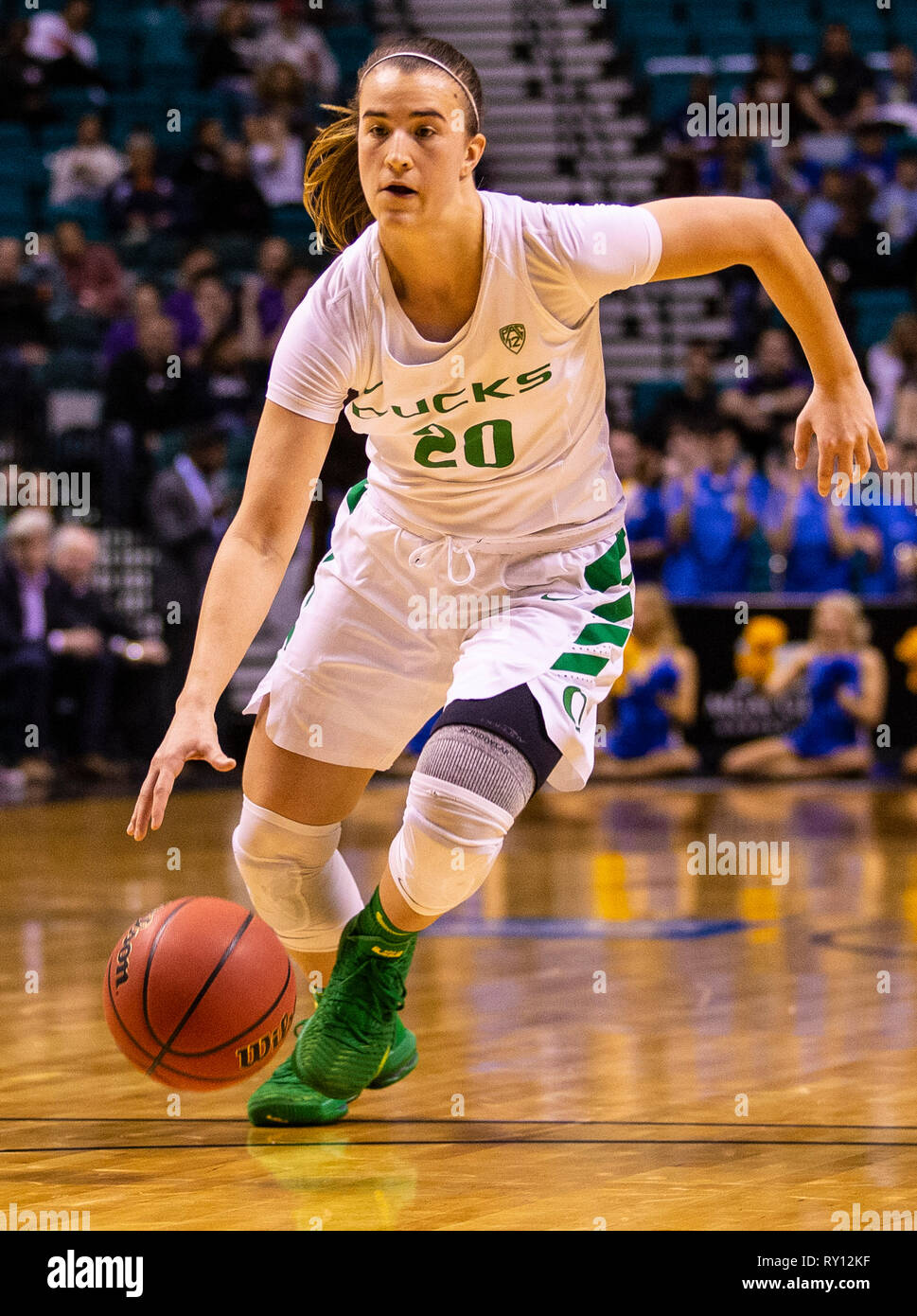 09 Mrz 2019 Las Vegas, NV, USA, Oregon guard Sabrina Ionescu (20) Laufwerke an den Korb während der NCAA Pac 12 Basketball Turnier Semi-final der Frauen zwischen den UCLA Bruins und die Oregon Ducks 88-83 im MGM Grand Garden Arena in Las Vegas, NV zu gewinnen. Thurman James/CSM Stockfoto