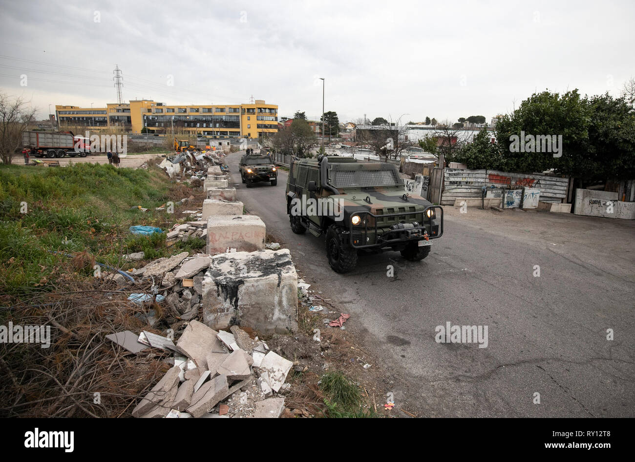 Foto Carlo Lannutti/LaPresse 11-03 - 2019 Roma, Italia Cronaca. Operazione congiunta Esercito Italiano e Polizia Locale Roma Capitale nella Zona del Campo Rom di über Salviati contro Lo smaltimento illegale di rifiuti tossici e roghi tossici Nella Foto: Ich dei Militari controlli nei pressi del Campo Rom Stockfoto