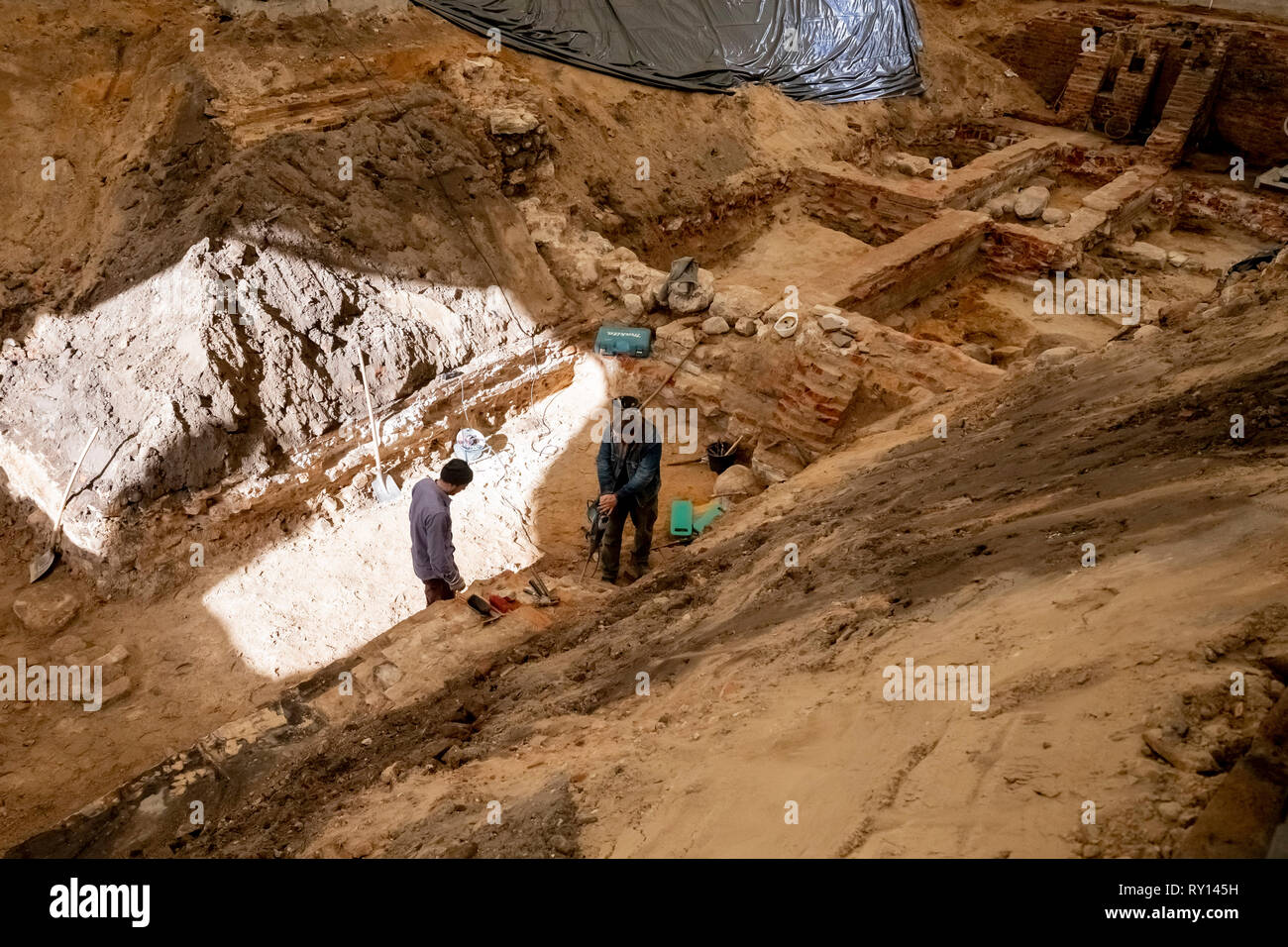 Berlin, Deutschland. 07 Mär, 2019. Zwei Ausgrabung Assistenten arbeiten in der archäologischen Ausgrabung Feld in Mühlendamm auf dem historischen Gelände Molke Markt. Credit: Christoph Soeder/dpa/Alamy leben Nachrichten Stockfoto