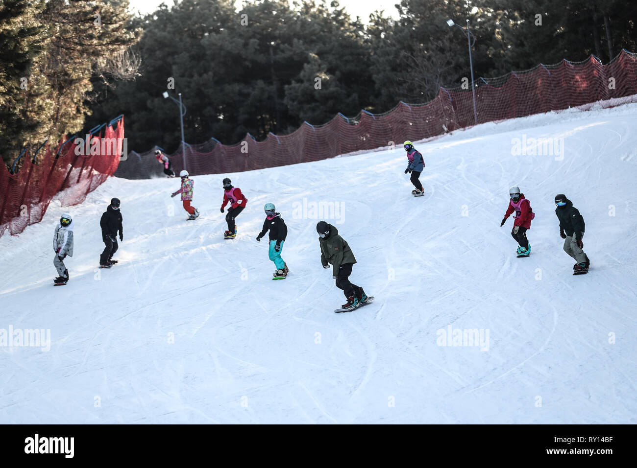 (190311) - SHENYANG, März 11, 2019 (Xinhua) - Kinder Praxis Skifahren während einer Schulung in Shenyang Sport Universität, in Shenyang im Nordosten der chinesischen Provinz Liaoning, am 23.01.2019. Es gibt rund 30 Kinder von 8 bis 16 Jahren studieren snowboard Halfpipe in Shenyang Sport Universität. Einige von ihnen wollen, professionelle Athleten zu werden, und einige von ihnen einfach nur einen Eindruck von diesem Sport zu haben. In Peking 2022 winter spiele in der Nähe von Drew, mehr und mehr Menschen in China, darunter junge Studenten, begann zu lernen und in Eis und Schnee Sport teilnehmen. (Xinhua / Pan Yulong) Stockfoto