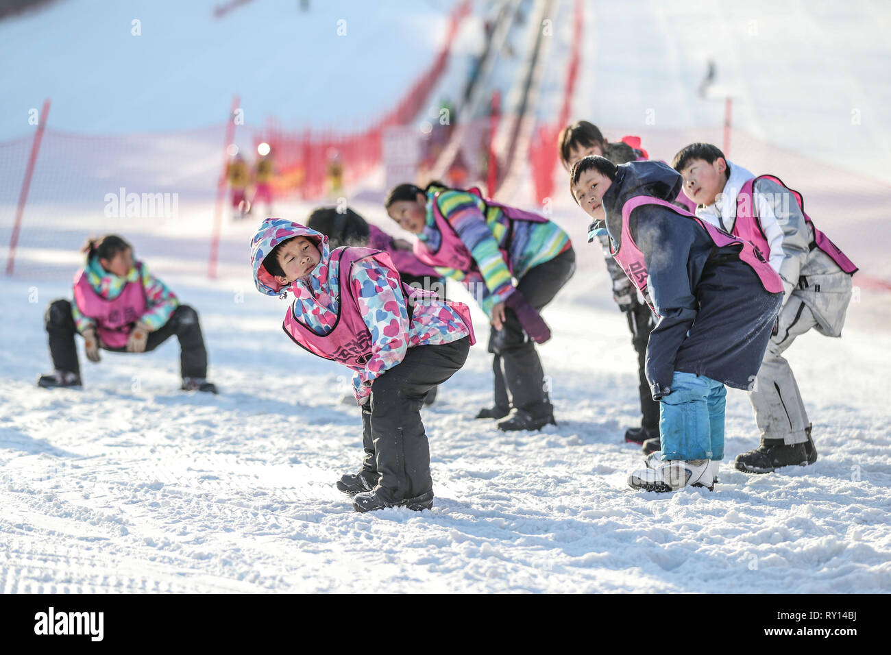 (190311) - SHENYANG, März 11, 2019 (Xinhua) - Tu Yiting (L, vorne) erwärmt sich mit Mannschaftskameraden vor einem Training in Shenyang Sport Universität, in Shenyang im Nordosten der chinesischen Provinz Liaoning, Jan. 24, 2019. Es gibt rund 30 Kinder von 8 bis 16 Jahren studieren snowboard Halfpipe in Shenyang Sport Universität. Einige von ihnen wollen, professionelle Athleten zu werden, und einige von ihnen einfach nur einen Eindruck von diesem Sport zu haben. In Peking 2022 winter spiele in der Nähe von Drew, mehr und mehr Menschen in China, darunter junge Studenten, begann zu lernen und in Eis und Schnee Sport teilnehmen. ( Stockfoto