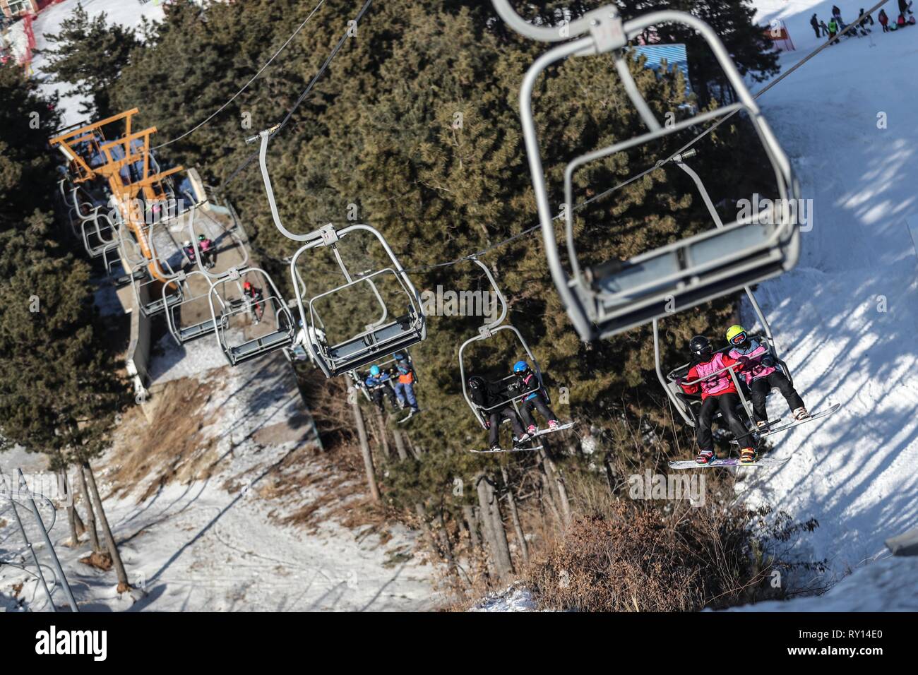 (190311) - SHENYANG, März 11, 2019 (Xinhua) - die Kinder nehmen Fahrt auf Kabel-Wagen bis zum Ausgangspunkt der Halfpipe während einer Trainingseinheit Shenyang Sport Universität, in Shenyang im Nordosten der chinesischen Provinz Liaoning, am 23.01.2019. Es gibt rund 30 Kinder von 8 bis 16 Jahren studieren snowboard Halfpipe in Shenyang Sport Universität. Einige von ihnen wollen, professionelle Athleten zu werden, und einige von ihnen einfach nur einen Eindruck von diesem Sport zu haben. In Peking 2022 winter spiele in der Nähe von Drew, mehr und mehr Menschen in China, darunter junge Studenten, begann zu lernen und sich an ihnen zu beteiligen. Stockfoto