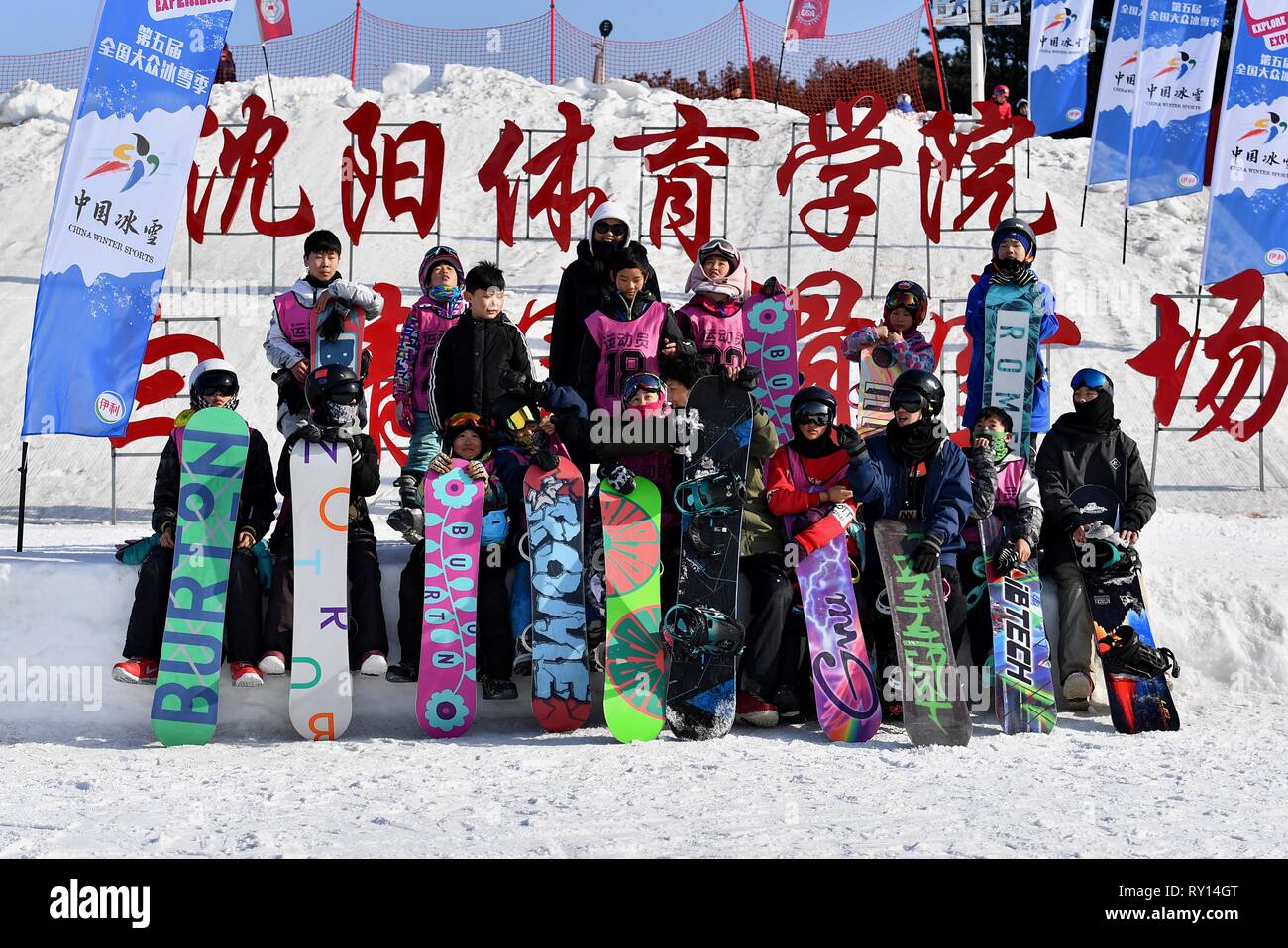 (190311) - SHENYANG, März 11, 2019 (Xinhua) - Kinder Line-up für Fotos in Shenyang Sport Universität, in Shenyang im Nordosten der chinesischen Provinz Liaoning, Jan. 24, 2019. Es gibt rund 30 Kinder von 8 bis 16 Jahren studieren snowboard Halfpipe in Shenyang Sport Universität. Einige von ihnen wollen, professionelle Athleten zu werden, und einige von ihnen einfach nur einen Eindruck von diesem Sport zu haben. In Peking 2022 winter spiele in der Nähe von Drew, mehr und mehr Menschen in China, darunter junge Studenten, begann zu lernen und in Eis und Schnee Sport teilnehmen. (Xinhua / Er Changshan) Stockfoto