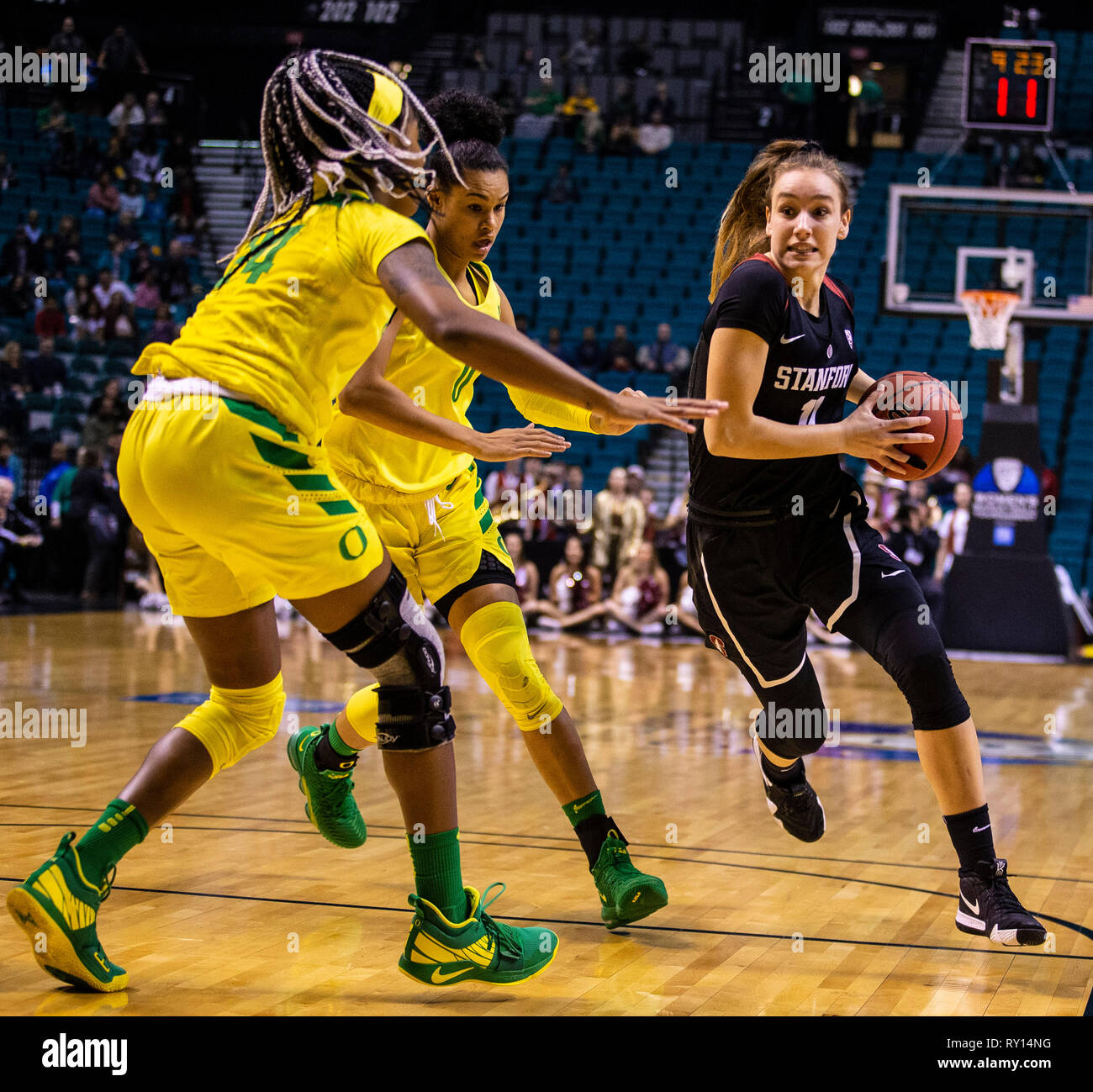 Mar 10 2019 Las Vegas, NV, USA Stanford vorwärts Alanna Smith (11) Laufwerke an den Korb während der NCAA Pac 12 Basketball Turnier Meisterschaft der Frauen zwischen der Oregon Ducks und das Stanford Kardinäle 64-57 Gewinn an der MGM Grand Garden Arena in Las Vegas, NV. Thurman James/CSM Stockfoto
