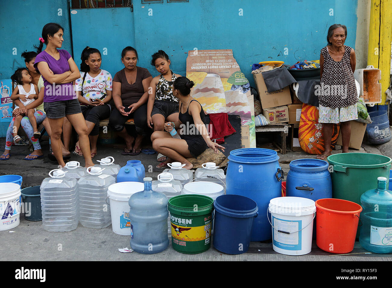 (190311) - MANDALUYONG CITY, März 11, 2019 (Xinhua) - die Bewohner warten Wasser aus Feuer Lkw zu bekommen, mit leeren Eimer auf der Strasse gesäumt, in Mandaluyong City, Philippinen, 11. März 2019. Mehrere Bereiche in Metro Manila und nahe gelegenen Provinzen stehen vor Mangel an die Wasserversorgung wie der Wasserstand in La Mesa Dam fort Aufgrund der Angriff von El Nino zu fallen. (Xinhua / rouelle Umali) Stockfoto