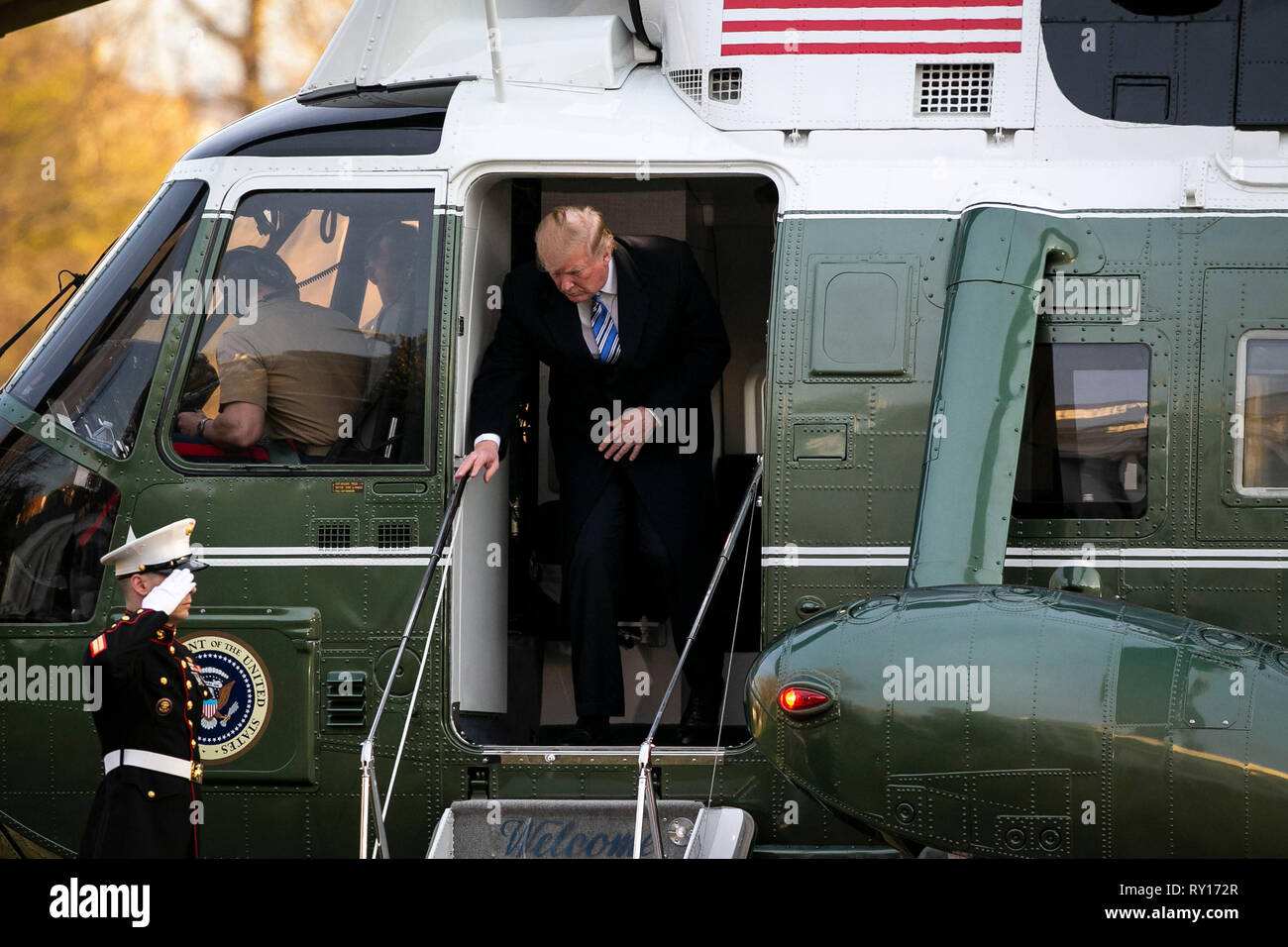 Präsidenten der Vereinigten Staaten Donald J. Trumpf kommt an Bord Marine One auf dem Südrasen des Weißen Hauses, am 10. März 2019 in Washington, DC. Trump verbrachte das Wochenende in seinem Mar-a-Lago Club in Palm Bech, Florida. Credit: Al Drago/Pool über CNP | Verwendung weltweit Stockfoto