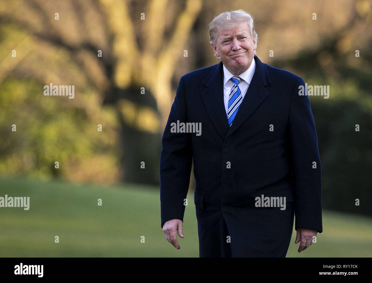 Washington, District of Columbia, USA. 10 Mär, 2019. Präsidenten der Vereinigten Staaten Donald J. Trumpf Spaziergänge auf dem Südrasen des Weißen Hauses, am 10. März 2019 in Washington, DC. Trump verbrachte das Wochenende in seinem Mar-a-Lago Club in Palm Bech, Florida Credit: Al Drago/CNP/ZUMA Draht/Alamy leben Nachrichten Stockfoto