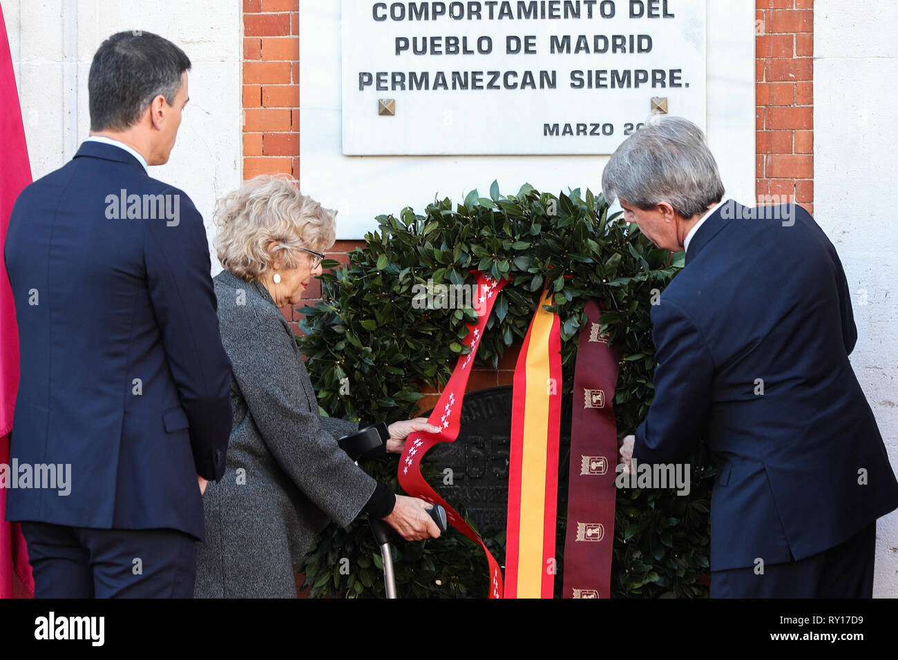 Madrid, Spanien. 11 Mär, 2019. Madrid, Spanien. 11 Mär, 2019. Angel Garrido (R), Pedro Sanchez (L) und Manuela Carmelina (C) sind die floralen bietet während der Tribut an die Opfer des 11 M angreifen. Credit: Jesus Hellin/SOPA Images/ZUMA Draht/Alamy Live News Credit: ZUMA Press, Inc./Alamy leben Nachrichten Stockfoto