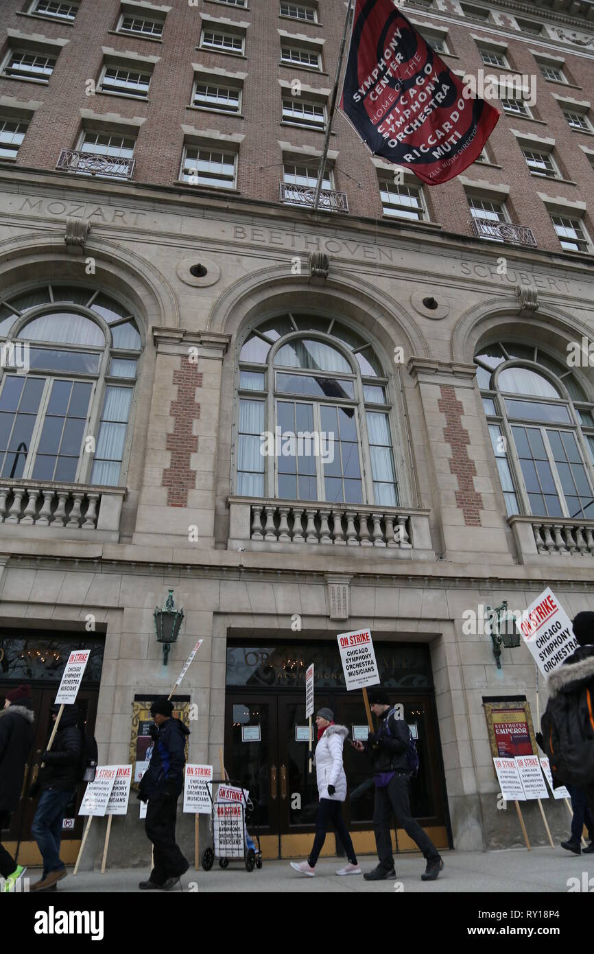 Chicago, USA. 11 Mär, 2019. Mitglieder des Chicago Symphony Orchestra (CSO) halten Plakate hoch, während ein Streik über Streit mit CSO Management auf Gehalt und Pension Plan, in Chicago, USA, 11. März 2019. Credit: Wang Qiang/Xinhua/Alamy leben Nachrichten Stockfoto