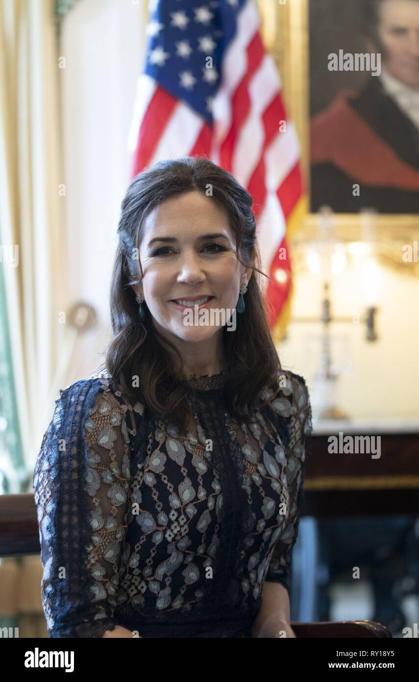 Austin, Texas, USA. 11 Mär, 2019. Mary, Kronprinzessin von Dänemark, l, Besuche mit Texas Gouverneur Greg Abbott, c und Frau Cecilia bei einem Stop an der Texas Governor's Mansion in Austin. Die Kronprinzessin ist zu einem dreitägigen Texas Swing mit einem Besuch der SXSW-Konferenz. Auf der Rückseite ist ein Portrait von Texas General Sam Houston. Credit: Bob Daemmrich/ZUMA Draht/Alamy leben Nachrichten Stockfoto