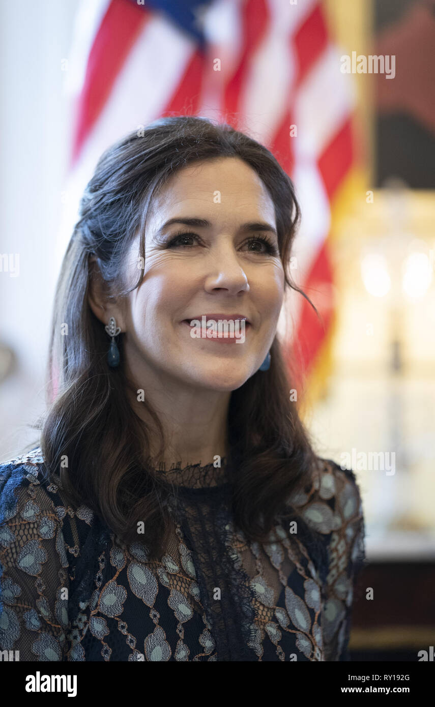 Austin, Texas, USA. 11 Mär, 2019. Mary, Kronprinzessin von Dänemark, l, Besuche mit Texas Gouverneur Greg Abbott, c und Frau Cecilia bei einem Stop an der Texas Governor's Mansion in Austin. Die Kronprinzessin ist zu einem dreitägigen Texas Swing mit einem Besuch der SXSW-Konferenz. Auf der Rückseite ist ein Portrait von Texas General Sam Houston. Credit: Bob Daemmrich/ZUMA Draht/Alamy leben Nachrichten Stockfoto