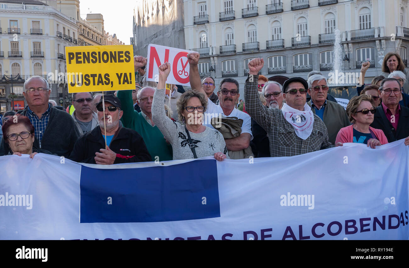 Madrid, Spanien. 11 Mär, 2019. Die Gewerkschaften protestierten am Puerta del Sol in Madrid gegen Kürzungen bei den Renten sammeln Hunderte von Menschen. In der Abbildung sind die Leute bei der Protest anheben ihre Fäuste gegen die Regierung mit Plakaten, die sagen, "Schnitte" und "Fair pentions jetzt!" Credit: Lora Grigorova/Alamy leben Nachrichten Stockfoto