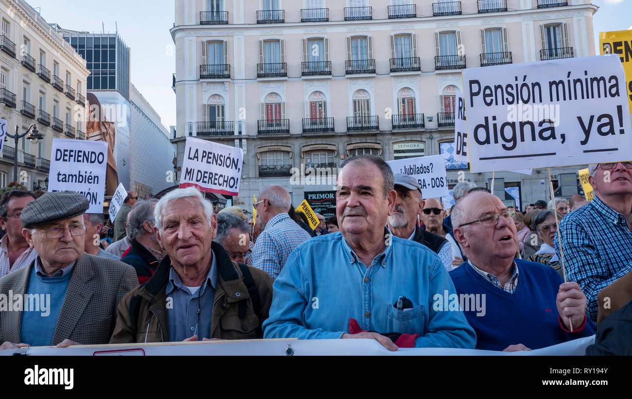 Madrid, Spanien. 11 Mär, 2019. Die Gewerkschaften protestierten am Puerta del Sol in Madrid gegen Kürzungen bei den Renten sammeln Hunderte von Menschen. Im Bild, Männer an der protestieren mit Plakaten, die sagen "Die Rente meine Rechte!" und "Minimale angemessene Rente jetzt!" Credit: Lora Grigorova/Alamy leben Nachrichten Stockfoto