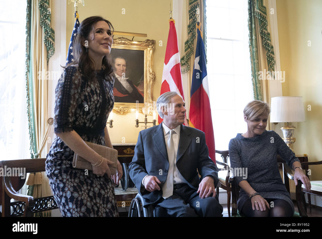 Austin, Texas, USA. 11 Mär, 2019. Mary, Kronprinzessin von Dänemark, l, Besuche mit Texas Gouverneur Greg Abbott, c und Frau Cecilia bei einem Stop an der Texas Governor's Mansion in Austin. Die Kronprinzessin ist zu einem dreitägigen Texas Swing mit einem Besuch der SXSW-Konferenz. Auf der Rückseite ist ein Portrait von Texas General Sam Houston. Credit: Bob Daemmrich/ZUMA Draht/Alamy leben Nachrichten Stockfoto