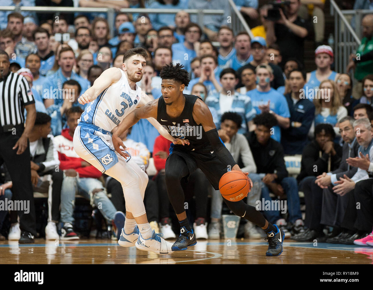 März 9, 2019-Chapel Hill, North Carolina; USA - Duke Blue Devils (2) Cam rötlich Drives zum Korb als der Universität von North Carolina Tar Heels die Duke Blue Devils geschlagen mit einer Endnote von 79-70, wie Sie mens College Basketball an der Dekan Smith Center in Chapel Hill entfernt gespielt. Copyright 2019 Jason Moore. Credit: Jason Moore/ZUMA Draht/Alamy leben Nachrichten Stockfoto