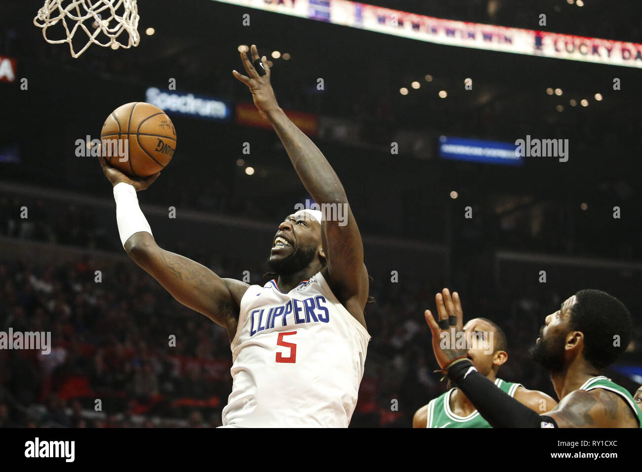 Los Angeles, Kalifornien, USA. 11 Mär, 2019. Los Angeles Clippers Montrezl Harrell (5) geht in den Warenkorb während einer NBA Basketball Spiel zwischen Los Angeles Clippers und Boston Celtics, Montag, März 11, 2019, in Los Angeles. Credit: Ringo Chiu/ZUMA Draht/Alamy leben Nachrichten Stockfoto