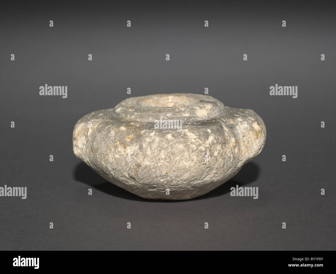 Hocke Dummy Jar mit Kabelschuh Griffe, 2770-2573 BC. Ägypten, wahrscheinlich Saqqara, nördlich der Stufenpyramide, Ausgrabungen von J.E.Quibell, 1910-1911, Prädynastischen, Dynastien 2-3, 2770-2573 BC. Sandstein; Durchmesser: 7,4 cm (2 15/16 in.) Durchmesser der Öffnung: 2,5 cm (1 in.); insgesamt: 3,5 cm (1 3/8 in Stockfoto